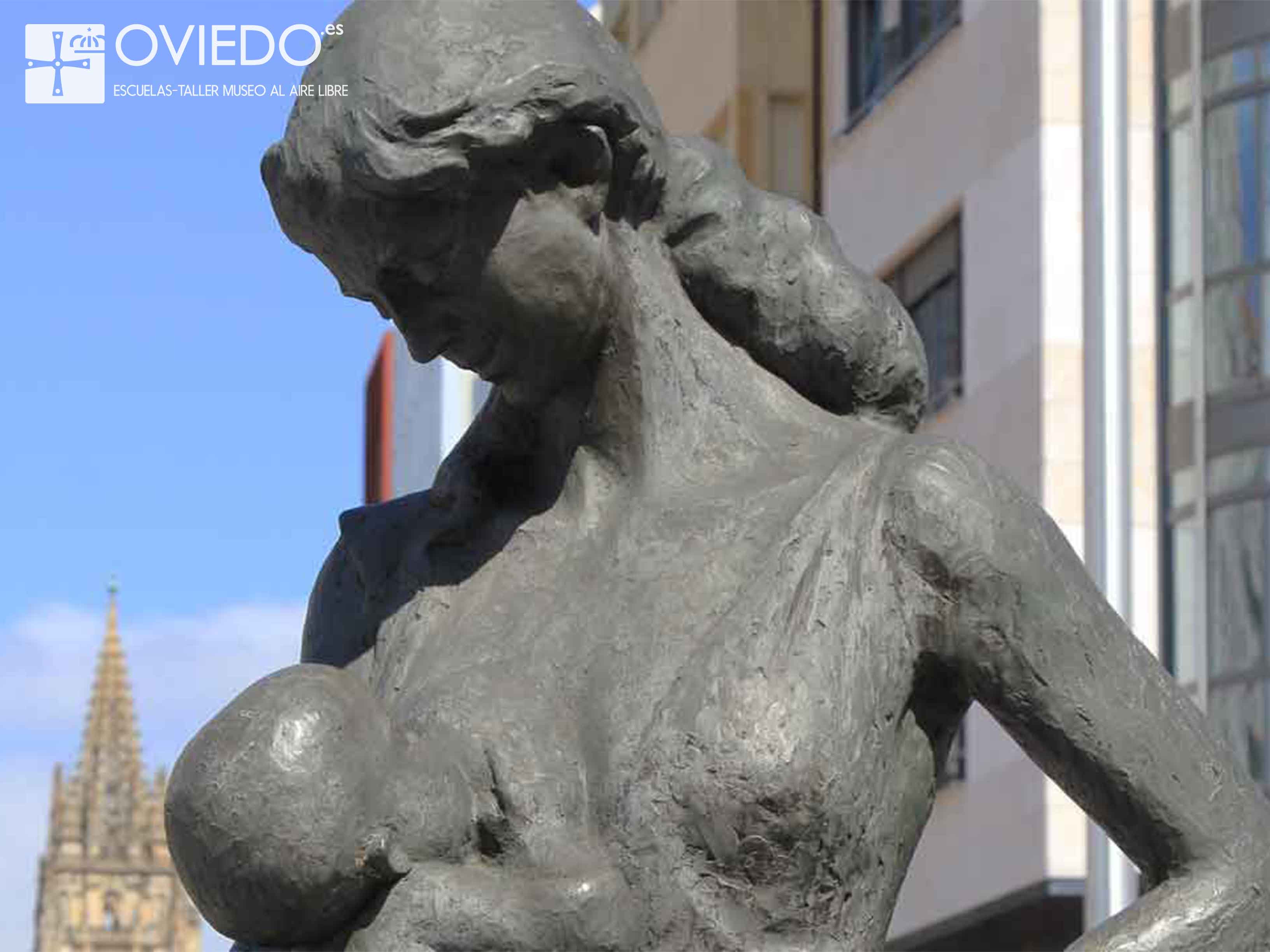escultura La Encarna con Chiquilín